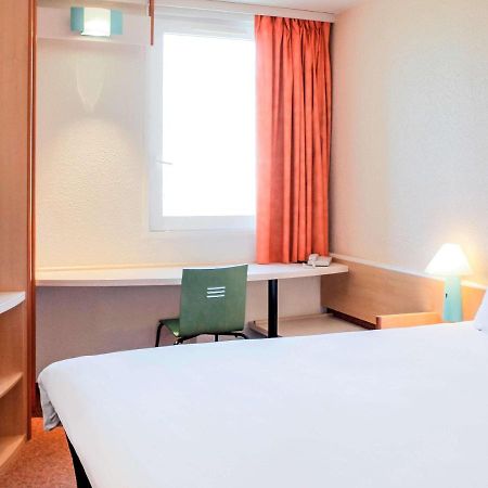 Отель Ibis Lyon Est Брон Экстерьер фото