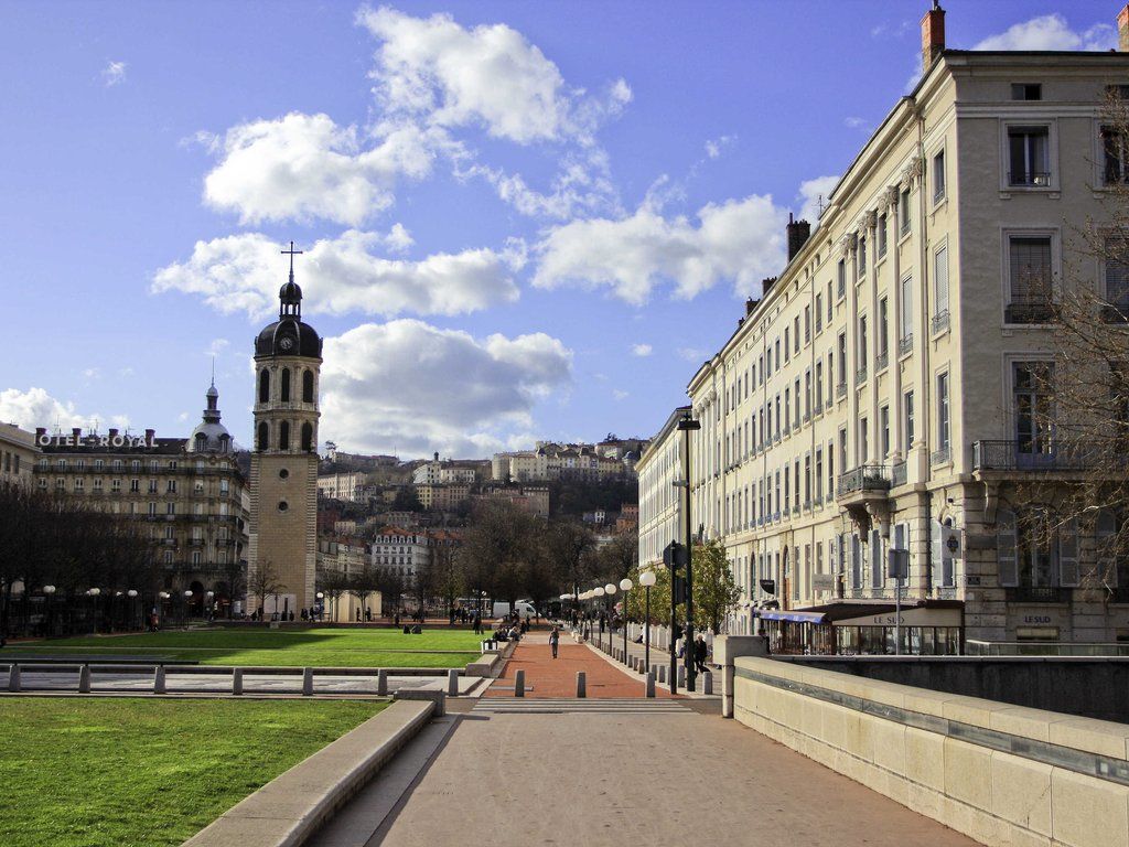 Отель Ibis Lyon Est Брон Экстерьер фото